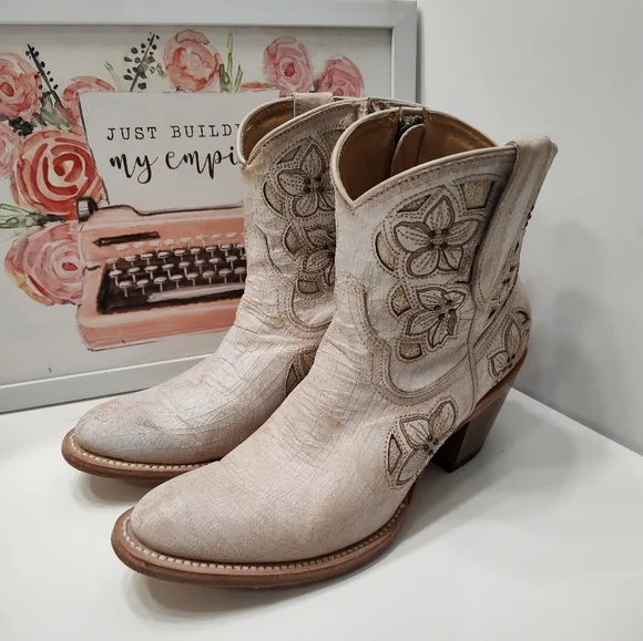 🤩EUC Shyanne Floral Embroidered Zip Side Western Cowgirl Ankle Booties, Cream - Picture 4 of 16